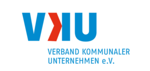 VKU-Logo in Blau und Rot auf weißem Hintergrund mit dem Text 'VERBAND KOMMUNALER UNTERNEHMEN e.V.' darunter.