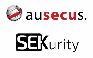 Die Logos von ausecus und SEKurity auf einem weißen Hintergrund in einem horizontalen Banner. ausecus Logo ist ein graues dreidimensionales Globussymbol mit einem roten Band, gefolgt von dem Firmennamen in Schwarz und Rot. SEKurity Logo ist der Name in Schwarz, wobei 'SEK' in einem schwarzen Rechteck eingerahmt ist.