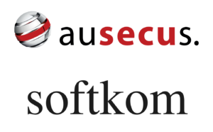 Logo von ausecus mit einer stilisierten silber-roten Kugel und darunter das softkom-Logo in schwarzer Schrift.
