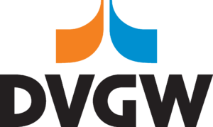 DVGW-Logo mit schwarzem Text und einem orangefarbenen sowie einem blauen stilisierten Element darüber.