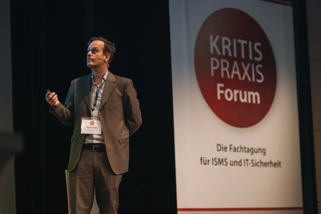 Ein Referent spricht auf der Bühne des KRITIS Praxis Forums.