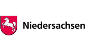 Offizielles Logo des Landes Niedersachsen mit rotem Wappenschild und dem weißen Sachsenross.