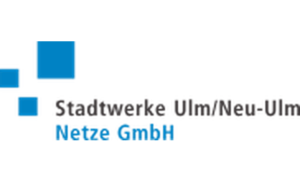 Logo der Stadtwerke Ulm/Neu-Ulm Netze GmbH, mit blauen Quadraten und grau-blauem Text.