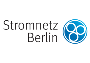 Stromnetz Berlin Logo mit schwarzem Text und blauem, rundem Symbol aus drei verbundenen Kreisen.